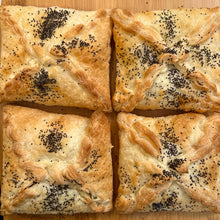 Load image into Gallery viewer, Chicken Leek & Mushroom Fricasse Pie (4 Pack) 640g