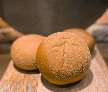 Load image into Gallery viewer, Burger Rolls Rye Round 6 Pack 480g